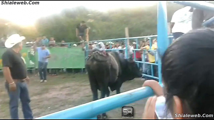 SUPER JARIPEO EXTREMO EN SAN JUAN BAUTISTA TLACHICHILCO OAXACA MEXICO JINETES MONTANDO TOROS SALVAJES DE LA GANADERIA LOCAL