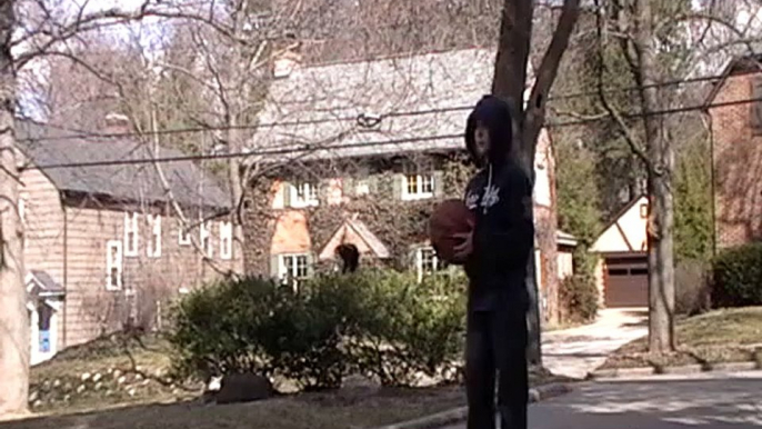 Des trick shots en Basket-ball complètement.... Euhh non c'est juste une belle parodie!