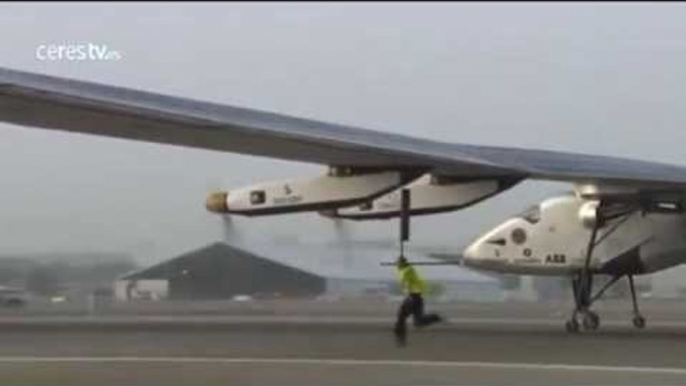 Un avión solar despega de Emiratos para dar la vuelta al mundo sin combustible