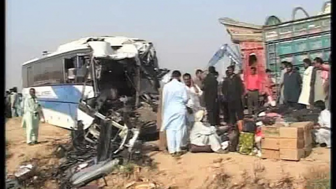 Dunya News - Khairpur bus crash leaves 13 dead and 20 injured