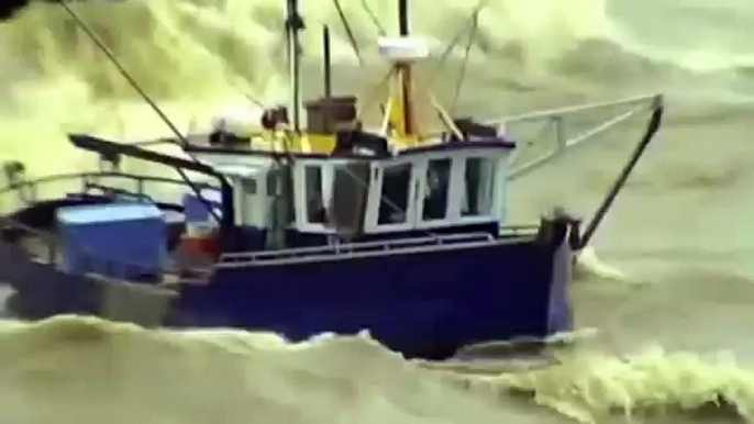 HUGE MONSTER WAVES SHIPS BOATS ROUGH HIGH SEAS BIG OCEAN