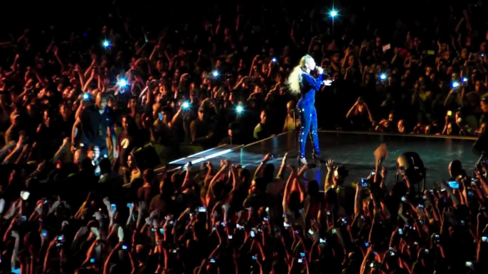 [HD] Beyonce Pulled off Stage by Over-Zealous Fan