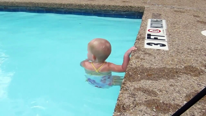 [HD] Toddler swims solo in the pool