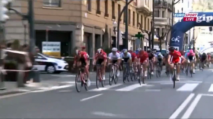 La chute lors de l'arrivée du tour du Pays Basque  Etape  1 - Bilbao → Bilbao