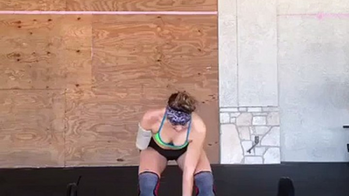 Woman with only one arm lifts heavy weight AWESOME  Однорукая штангистка!