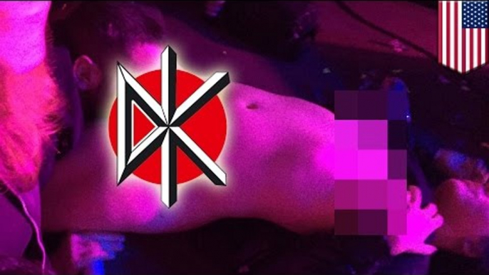 Lors du concert des Dead Kennedys, un couple le fait sur scène