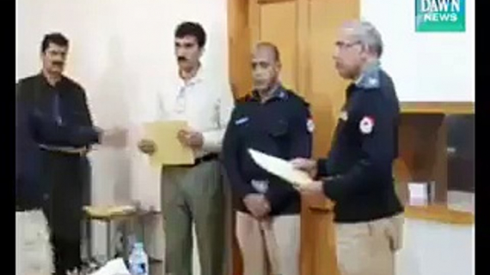 PAKISTAN POLICE SLIP IN FRONT OF OFFICERS