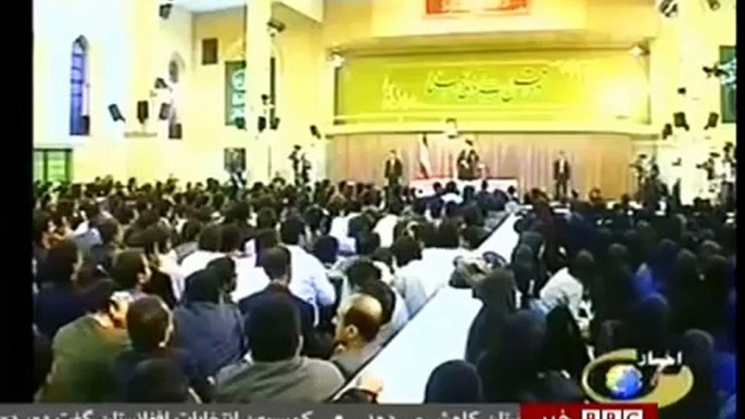 انتقاد رو در روی یک دانشجو از خامنه ای محمود وحید نیا ریاضی دان جوان و دانشجوی شجاع شریف بت خامنه ای را در بیت شکست گزارش BBC