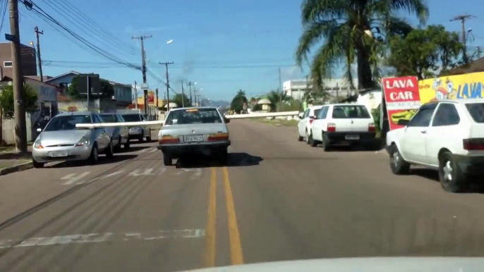 Dumbest driver ever trying to carry a so long pipe with his car : FAIL