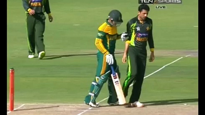 Junaid Khan Vs Quinton De Kock - Clean Bowled