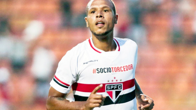 Michel Bastos defende permanência de Luis Fabiano no São Paulo