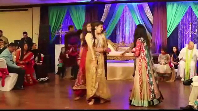 Desi Girls HOT Dance On Pakistani Wedding HD