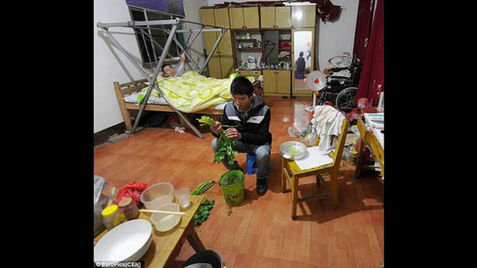 Loving son takes his paralysed dad to Chinese university and rigs up special bed so he can