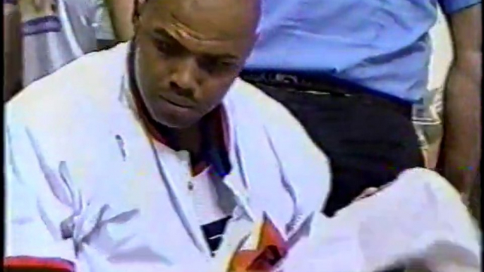 CHARLES BARKLEY FUNNY TRYING TO FIND WHAT SMELLS BAD AND FUNKY IN NBA BASKETBALL GAME