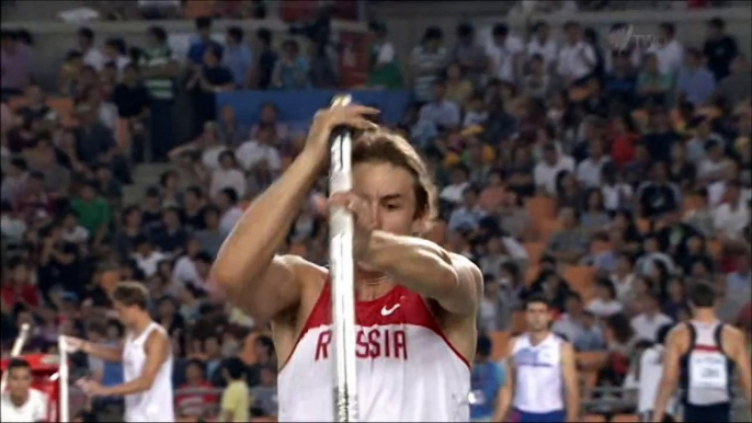 Dmitry Starodubtsev' pole breaks while pole vaulting at the 2011 World Championships