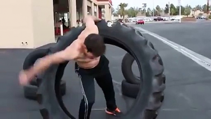 Faire du hula hoop avec un pneu de tracteur