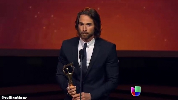 Sebastián Rulli recibiendo el premio a mejor actor protagonico #PremiosTvYNovelas2015