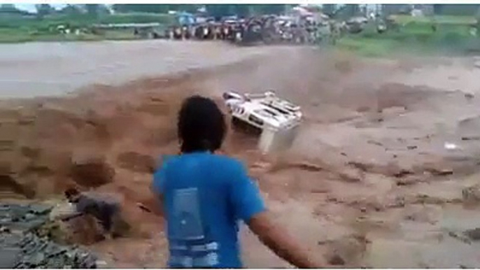 une voiture 4x4 se fait renverser par la puissance de l'eau.