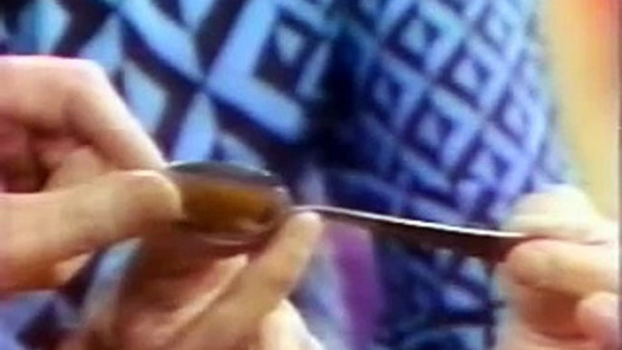 James Randi Demonstrates How 'psychic' Uri Geller Bends Spoons And Other Magic Tricks On The Tonight Show With Johnny Carson Really Funny Seeing Uri Squirm