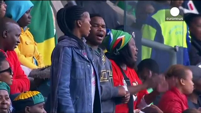 Baleka Mbete chante "Tata Madiba" avec la foule lors de la cérémonie d'hommage à Nelson Mandela