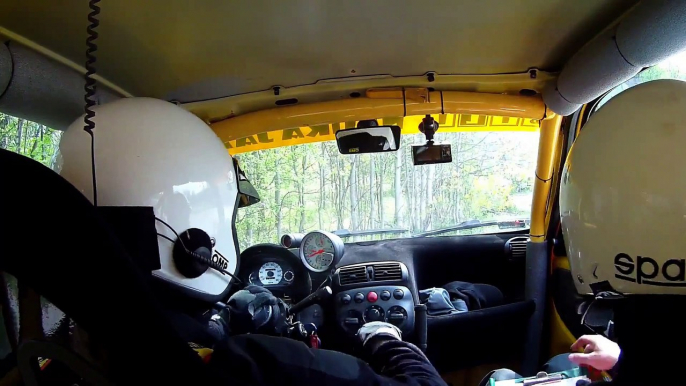 Un pilote de rallye perd son volant en pleine course !