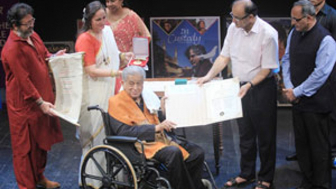 Legendary actor Shashi Kapoor receives Dadasaheb Phalke Award