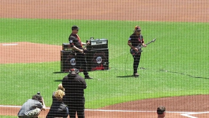 Metallica Joue l'hymne américain pour le match des Giants : version Heavy de the Star Spangled Banner