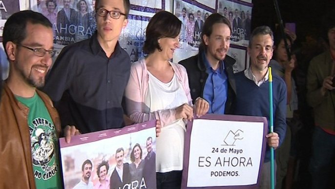 Pegada de carteles de Podemos para las autonómicas