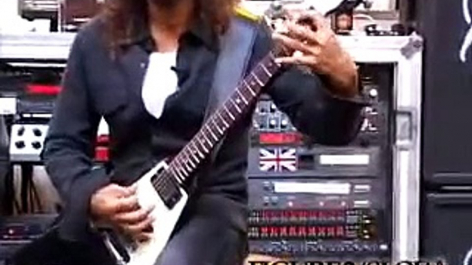 Kirk Hammett shows riffs from Master Of Puppets