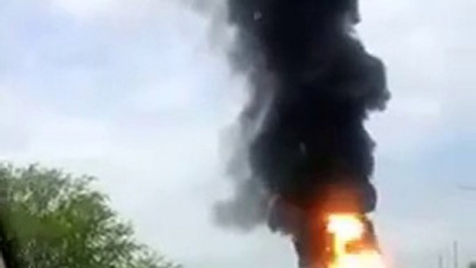 Terrible explosion d'un camion en Russie après un accident violent!