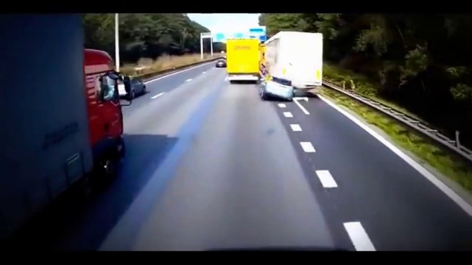 Accident de voiture terrible en allemagne : voiture entre 2 camions