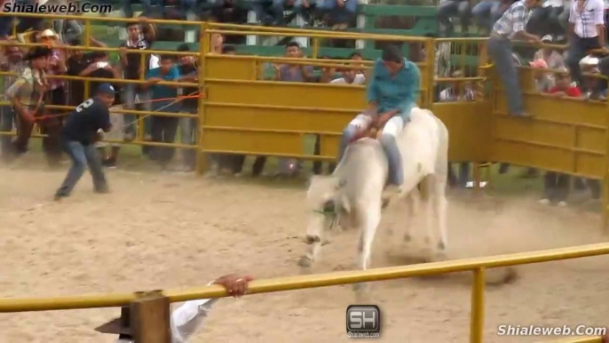 SUPER JARIPEO RANCHERO EN LA FIESTA PATRONAL JALTEPEC DE CANDAYOC MIXE OAXACA MEXICO VALIENTES JINETES MONTAN A LOS TOROS MAS SALVAJOTES MAYO 2015