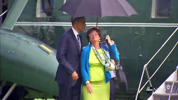 What happens when you're the president of the United States, it's raining and you're the only one with an umbrella