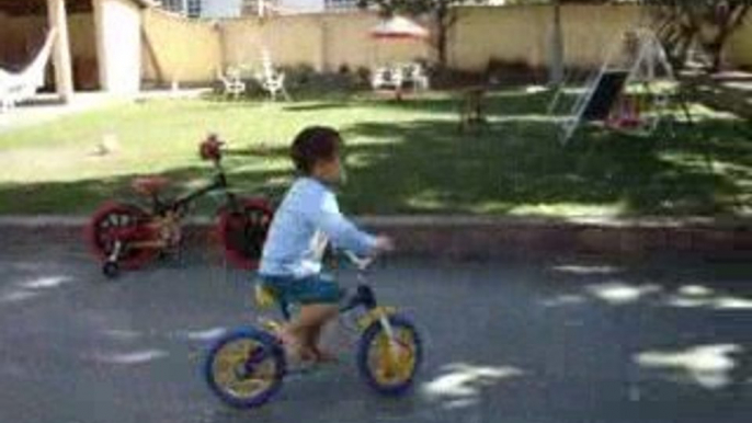 João andando de bicicleta sem rodinha