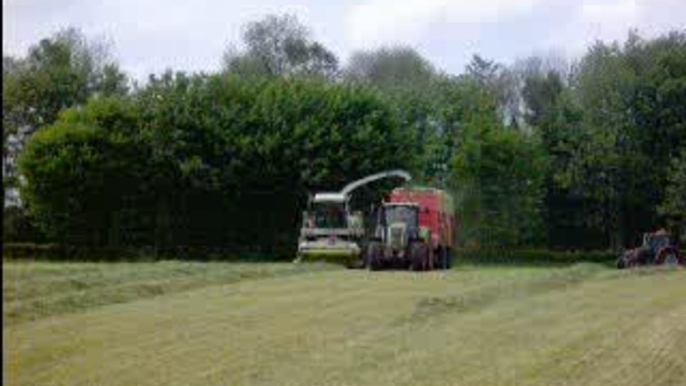 Ensilage herbe mai 2009 Jaguar 870- Claas Axion 810