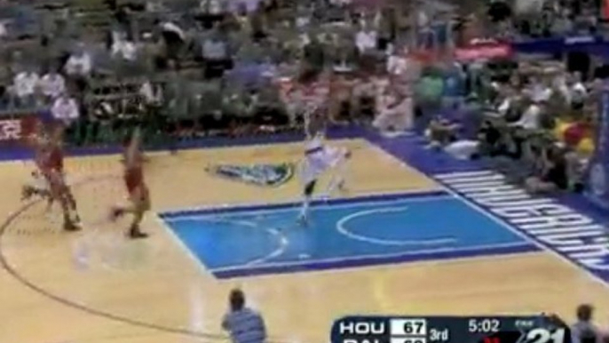 NBA Erick Dampier causes the loose ball, Josh Howard picks u