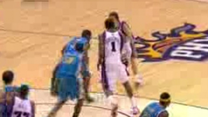 NBA Steve Nash throws a nice bounce pass to Amar'e Stoudemir