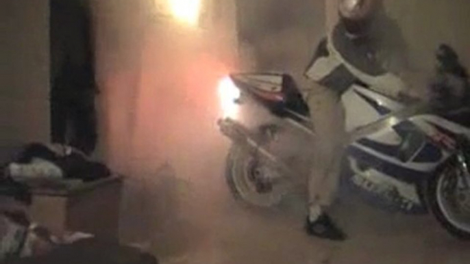 GsxR burn dans le salon