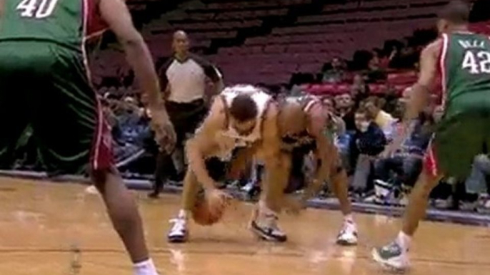 Kris Humphries picks up the loose ball and charges to the bu