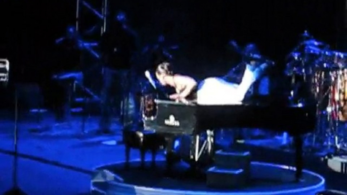 Alicia Keys playing piano