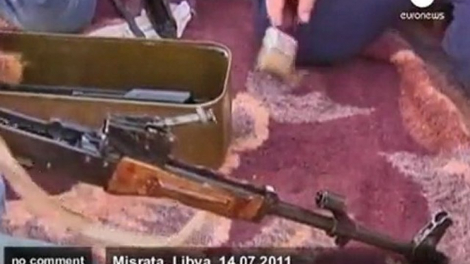 Children clean Libyan rebel weapons - no comment