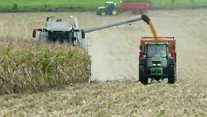 Moisson maïs 2010 avec une claas lexion et john deere