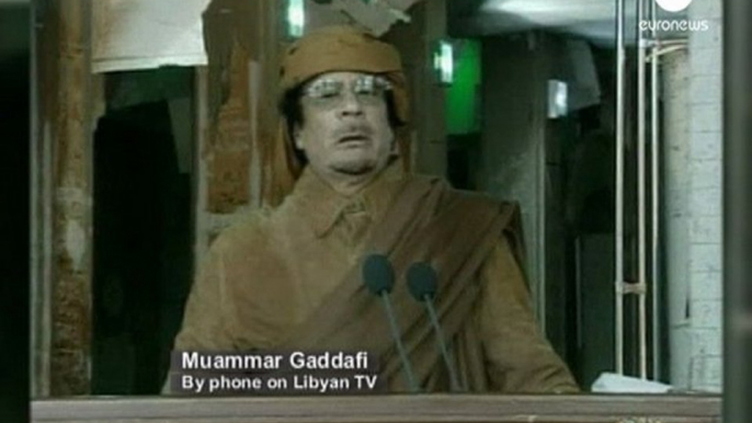 Kadhafi appelle les Libyens à prendre les armes contre...