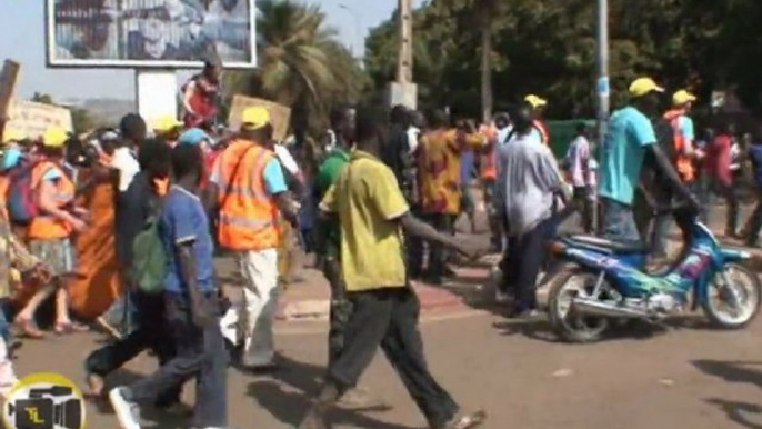 (HD) Bamako: manifestation ambassade de France 26 janvier 11