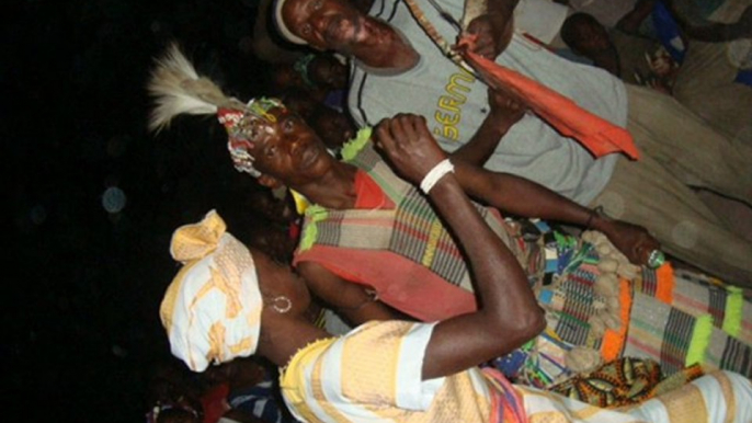 La poetesse Nathy Ebriet enfants du village Paroumba Senegal