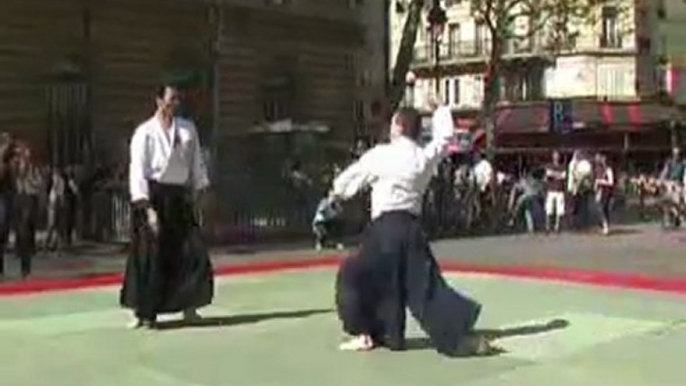 2011.04.10 - Mitsurukaï - Aïkibudo et Kobudo à "Sport dans la place" - Place Baudoyer (Paris)