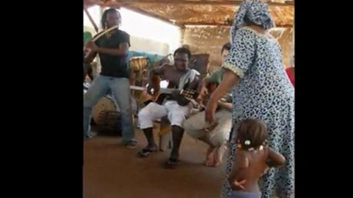 Atelier de chant avec Awa Coulibaly et Issouf Diarra  lors d'un stage de "Musique et Découverte" 2010