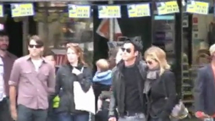 Jennifer Aniston and Justin Theroux Smooch and Stroll Through NYC