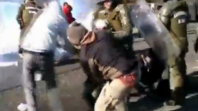 Chilean police clash with protesting students