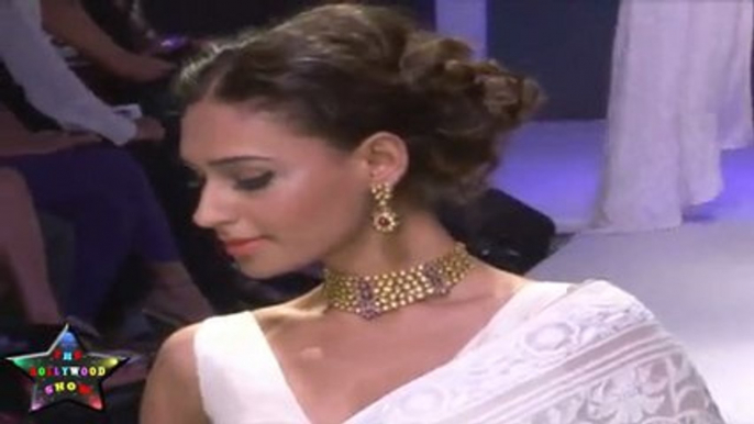 Sexy Babe Walks On Ramp In White Saree  At IIJW 2011 Third Day